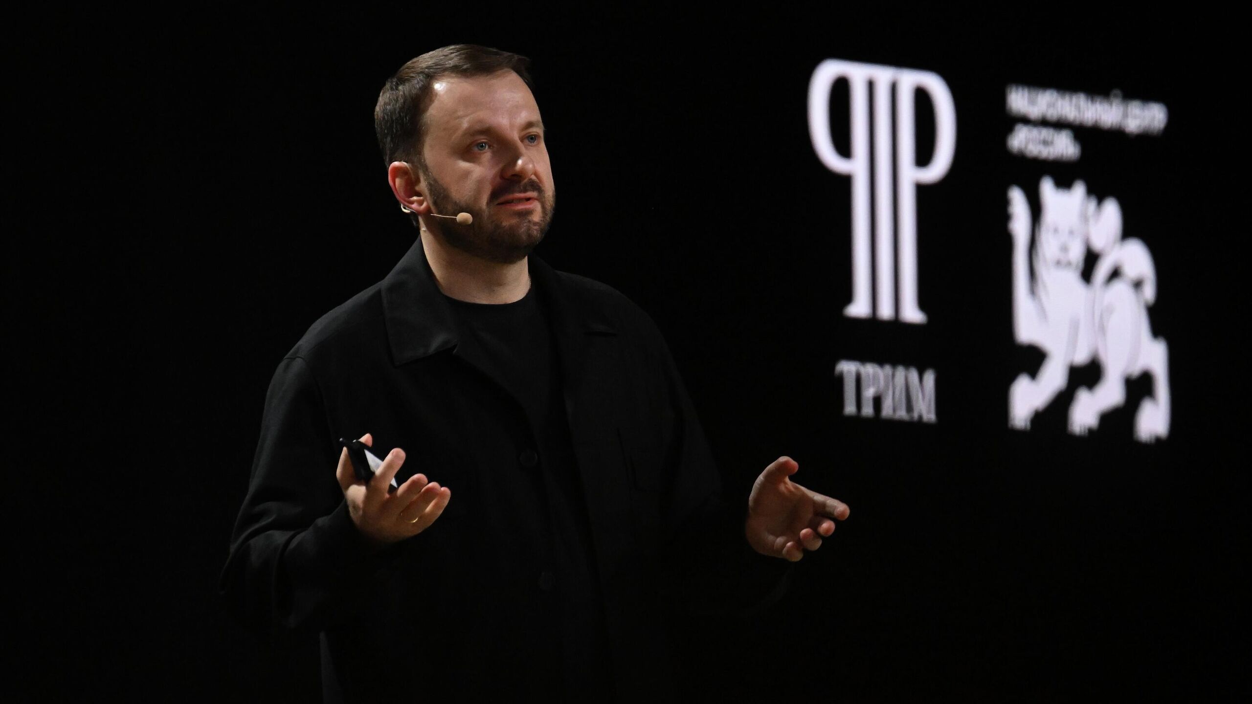 Искусственный интеллект изменит систему образования в мире в ближайшие годы и те страны которые сделают его помощником учеников и учителей сделают мощный рывок вперед уверен замглавы администрации президента России Максим Орешкин Образование ожидают очень серьезные изменения потому что уже сегодня искусственный интеллект который стремительно ворвался в жизнь большие генеративные модели они уже преобразовали то как учатся наши дети сказал Орешкин выступая на открытии Январских экспертных диалогов Он отметил что дети сегодня с помощью стандартных приложений могут решить любые задачи что конечно не несет пользы для их обучения