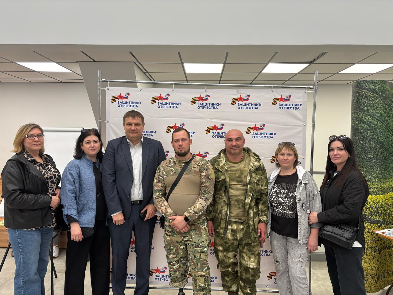 В Краснодаре состоялся форум "Время возможностей", ставший площадкой для обсуждения вопросов социальной адаптации и трудоустройства ветеранов СВО. Масштабное мероприятие было организовано региональным фондом «Защитники Отечества» при поддержке администрации Краснодарского края и кубанской столицы, Комитета семей воинов Отечества, Ассоциации ветеранов СВО, регионального отделения Всероссийского общественного движения «Отцы России», а также Центра занятости населения Краснодарского края. Форум стал важным и долгожданным событием, предоставив им уникальную возможность встретиться и обменяться опытом. Он объединил единомышленников, коллег, ведущих экспертов из самых разных областей, и, что особенно ценно, боевых товарищей, участвовавших в специальной военной операции. Участникам СВО были представлены варианты трудоустройства в различных секторах, включая промышленность, торговлю, сферу услуг, транспорт и логистику, IT-технологии, а также в силовых структурах, таких как УФСИН, Росгвардия и Федеральная служба судебных приставов. В работе Форума принял участие депутат Совета МО Темрюкский район Беляков Александр.