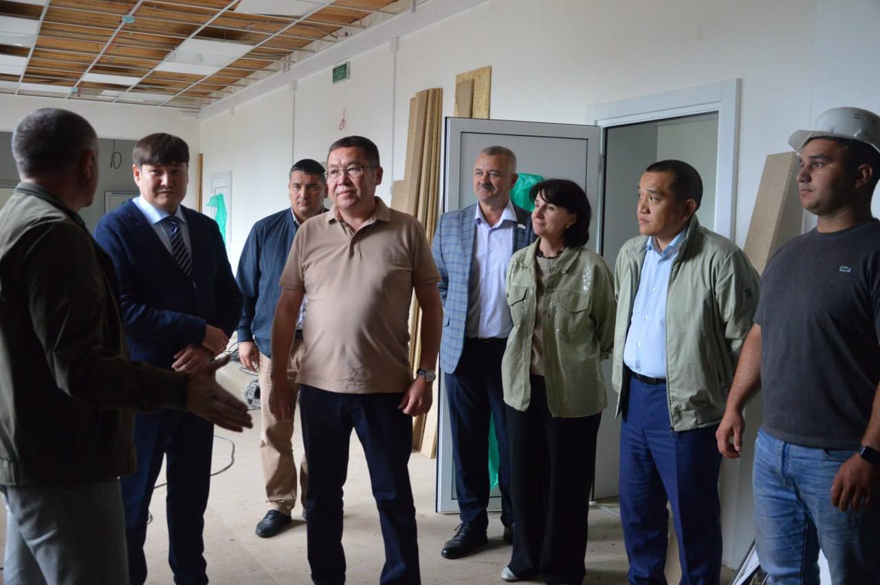 Эжер Ялбаков проинспектировал ход капитального ремонта Верх-Бийской школы Спикер Парламента Республики Алтай, секретарь регионального отделения партии «Единая Россия» Эжер Ялбаков совершил рабочую поездку в село Верх-Бийск Турочакского района с целью проверки хода капитального ремонта в Верх-Бийской общеобразовательной школе. В мониторинге также приняли участие и.о. заместителя Председателя Правительства РА Владислав Челтугашев, депутат Парламента Владислав Рябченко, и.о. Министра образования и науки РА Ольга Саврасова и врио Главы Турочакского района Николай Ялбакпашев. Здание школы, введенное в эксплуатацию в 50-х годах прошлого века, впервые за многие годы подвергается масштабному обновлению. Капитальный ремонт осуществляется в рамках реализации партийного проекта «Единой России» «Новая школа» и государственной программы «Развитие образования». В ходе инспекции Эжер Ялбаков отметил, что на данный момент работы ведутся в соответствии с установленным графиком. Здесь проводится внутренняя отделка помещений, осуществляется монтаж системы отопления и установка дверных блоков, ведется обустройство крылец. Также заключены контракты на выполнение работ по строительству котельной и обустройству фасада здания и спортивной площадки. В рамках проекта предусмотрено оснащение образовательного учреждения новой мебелью и современным оборудованием. Открытие обновленной Верх-Бийской школы запланировано на осень текущего года. Напомним, что программа капитального ремонта школ, которую «Единая Россия» осуществляет в сотрудничестве с Минпросвещения, инициирована президентом РФ на съезде «Единой России» в 2021 году и входит в Народную программу партии.