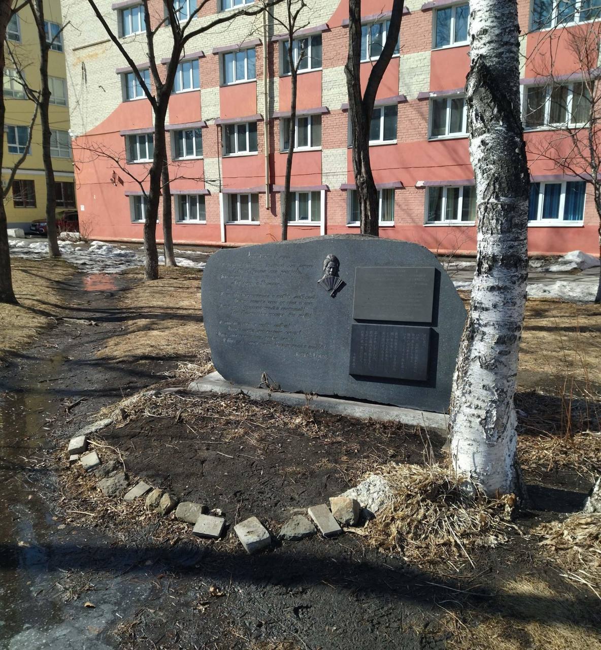 Во Владивостоке отменили церемонию обновления табличек на памятнике Ёсано Акико Церемонию по обновлению памятных табличек на монументе японской поэтессе Ёсано Акико на территории ДВФУ запланированную на 17 ноября экстренно отменили Региональные каналы пишут что инициатор проекта Зоя Моргун не уведомила университет на чьей территории находится памятный знак Между тем на церемонии ждали генерального консула Японии Мори Тадаацу и представителей японской стороны    Реклама Подписывайтесь на NEWSVL