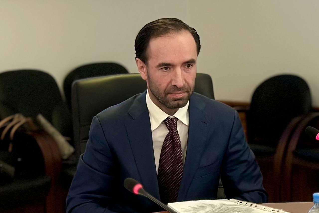 Еще один уралец выдвинул свою кандидатуру на выборах губернатора Свердловской области. Во вторник, 24 июня, пакет документов в избирком подал Динамудин Садихов. Кандидатуру Садихова выдвинула партия «Гражданская инициатива». Конференция регионального отделения прошла 20 июня 2025 года. Избирком получил об этом своевременное уведомление. 17 июня 2025 года Верховный суд удовлетворил иск Минюста РФ и ликвидировал партию «Гражданская инициатива». Однако решение суда пока не вступило в силу, чем и воспользовалось региональное отделение. Теперь Динамудину Садихову предстоит собрать подписи муниципальных депутатов, чтобы пройти муниципальный фильтр, а также открыть избирательный счет. «У нас сейчас кандидат на стадии выдвижения, других документов и оснований нет. Поэтому давайте исходить из того, что мы находимся сейчас с вами в данной точке. И будем принимать решения и уж тем более комментировать их, когда у нас будут какие-либо документы и основания, правовые обстоятельства, будем доводить информацию до избирателей. А сейчас кандидат сдал документы, мы у него приняли. Он благополучно пошел открывать счет на ведение своей избирательной кампании. С 20 по 30 июля мы будем принимать документы на регистрацию. Не торопитесь, давайте идти плавно, у нас с вами всего 100 дней, давайте наслаждаться этим моментом», - объяснила председатель избирательной комиссии Свердловской области Елена Клименко. : Избирком