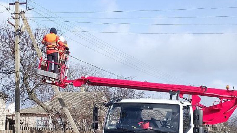 В Херсонской области восстановлена подача электроэнергии для 24 059 жителей В Геническом и Ивановском округах без электроснабжения оставались 54 населенных пункта. «В оперативном порядке выяснены причины отключения электроэнергии, все потребители запитаны», — сообщили «Таврии» в МинТЭК региона. Читать полностью