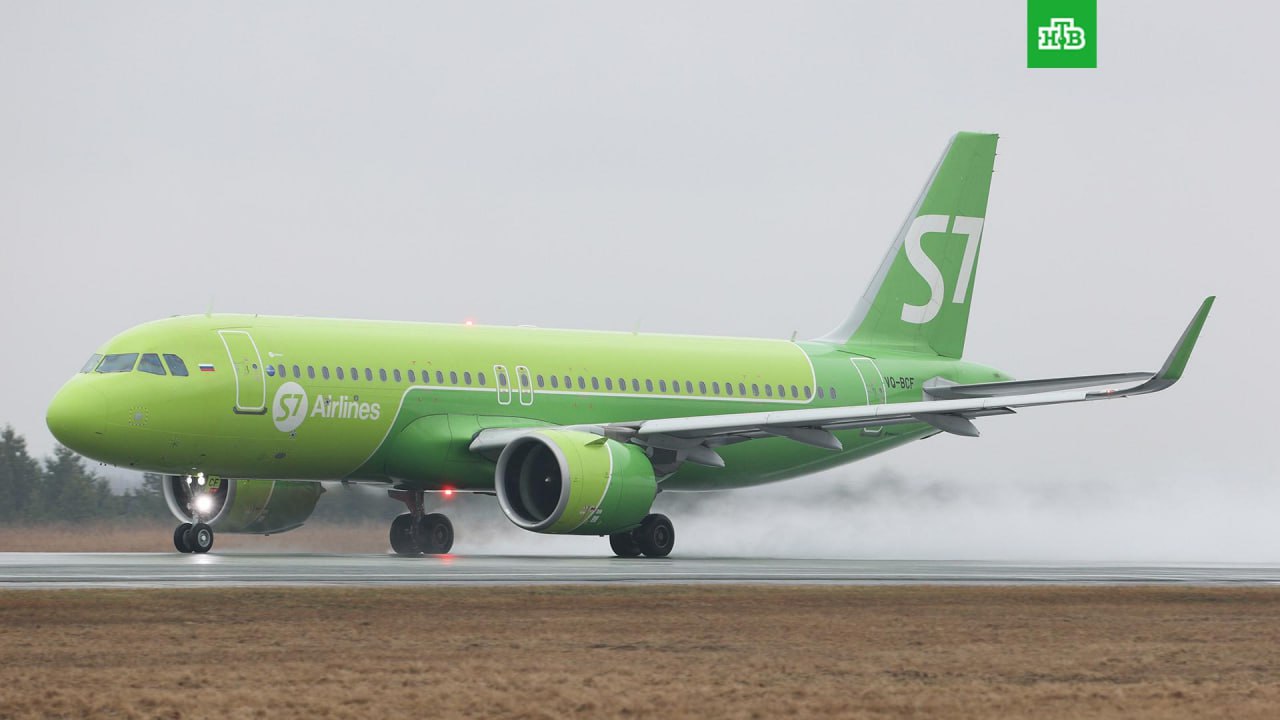 Самолет авиакомпании S7 Airlines Южно-Сахалинск – Новосибирск совершил вынужденную посадку в иркутском Братске из-за смерти одного из пассажиров.  Об этом 30 декабря сообщили в транспортной прокуратуре.  «Самолет авиакомпании «Сибирь» рейса 5258, летевший по маршруту Южно-Сахалинск – Новосибирск совершил вынужденную посадку в Братске», — рассказали в ведомстве.  Как сообщили в прокуратуре, одному из пассажиров стало плохо, после чего он скончался.