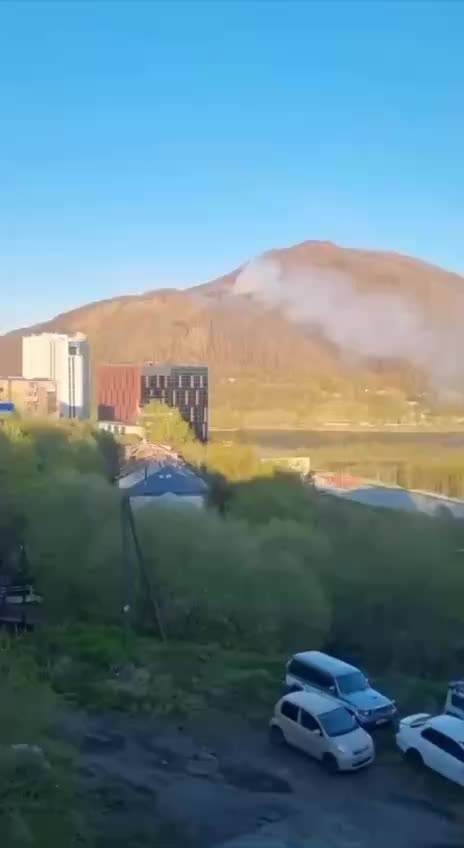 Пожар на Петровской сопке в Петропавловске: тушение продолжается