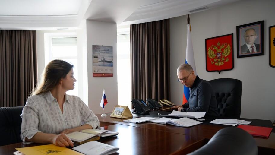 Институт общественных представителей детского омбудсмена создадут в Херсонской области Аппарат уполномоченного по правам ребенка в Херсонской области планирует чтобы в каждом муниципалитете был представитель детского омбудсмена Об этом в интервью ХАН рассказала уполномоченный по правам ребенка в регионе Ирина Кравченко У нас в планах на 2026 год создать институт общественных представителей уполномоченного по правам ребенка В каждом муниципалитете будет такой общественный представитель чтобы еще оперативнее решать вопросы на местах сказала она По ее словам среди основных задач уполномоченного гуманитарные миссии защита детей в трудных ситуациях мониторинг соблюдения их прав Но также важно объяснять нашим гражданам нашим детям что в России есть такой институт уполномоченных есть должностное лицо которое защищает их права Важно чтобы они не боялись обращаться по поводу соблюдения своих прав и интересов чтобы понимали есть люди которые беспокоятся об этом и готовы прийти на помощь добавила Кравченко