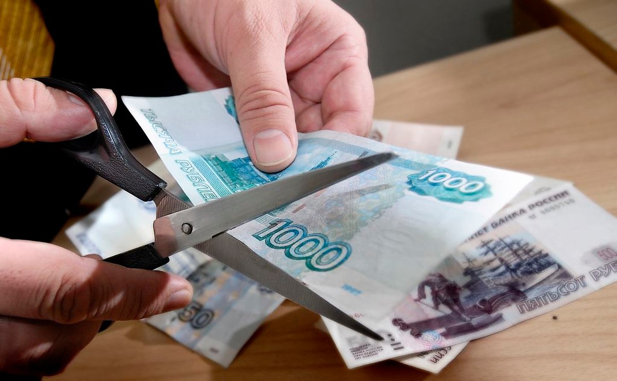 Штрафы за пропаганду наркотиков хотят увеличить в 10 раз. Законопроект готовят депутаты ЛДПР. Причина — в росте числа преступлений, связанных с незаконным оборотом запрещенных веществ. В январе – апреле этого года зафиксировали 79,4 тыс. правонарушений. Это на 29,6% больше, чем за аналогичный период 2024-го. Наказание предлагают увеличить до 25–50 тыс. рублей для физлиц, до 50–75 тыс. рублей для ИП и должностных лиц, до 1–1,5 млн для юрлиц. За пропаганду наркотиков в интернете штрафы будут выше. «Сейчас размеры штрафов ничтожно малы. Это неадекватная мера наказания для тех, кто пропагандирует смертельно опасные вещества и зарабатывает на них. Для них это просто копейки», — заявил «Известиям» Леонид Слуцкий. Новости из Екатеринбурга