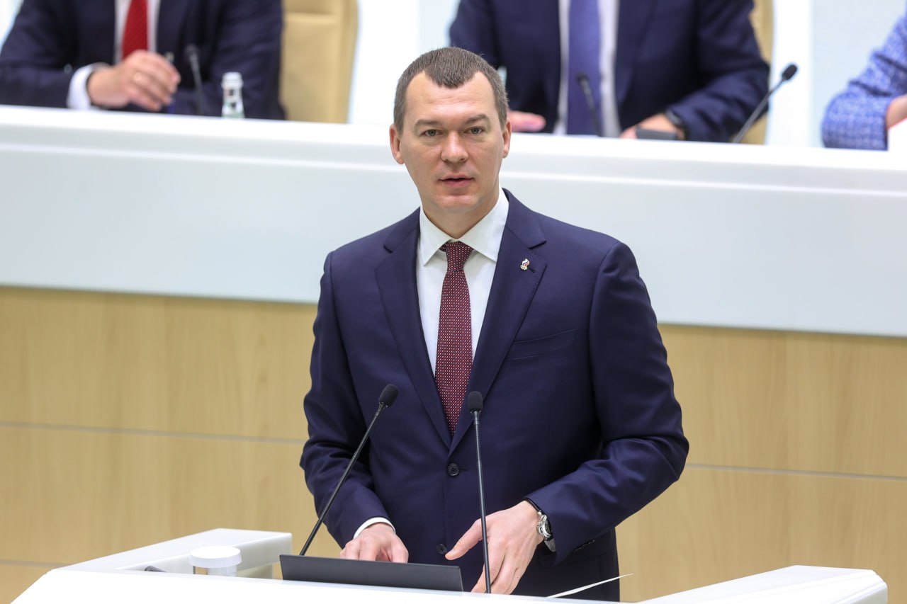 На пленарном заседании перед сенаторами выступил Министр спорта РФ Михаил Владимирович Дегтярёв. Министр отметил, что, несмотря на превышение плана по вовлечению россиян в спорт 60% вместо 55% , главный критерий успеха — это удовлетворённость инфраструктурой и услугами. В ходе своего доклада, Михаил Владимирович сообщил, что в рамках комплексной госпрограммы «Спорт России» с 2025 по 2027 год в регионах страны планируется создать 115 капитальных объектов спорта, более тысячи малых спортивных площадок, 86 модульных объектов, а также 637 «умных» спортплощадок. «Умными» их называют, потому что все тренажёры подключены к интернету. У каждого спортивного снаряда будет табличка с QR-кодом, ведущим на инструкцию по тренировке. Председатель СФ Валентина Ивановна Матвиенко, обращаясь к министру, акцентировала внимание на том, чтобы занятия спортом были доступны для каждого жителя страны, во всех городах и сёлах должны стоять уличные всепогодные тренажёры. Это стоит не дорого, и пусть дети висят на турниках во дворе, а не зависают в интернете, — сказала Валентина Ивановна. По её мнению, необходимо проанализировать, как используется действующая инфраструктура, а спортзалы в школах должны работать и во внеурочное время, спортивные площадки и спортивные центры должны быть доступны. Также Валентина Ивановна обратила внимание, что при комплексной застройке территорий обязательно возводятся школы, детсады, поликлиники, но спортплощадок в этом списке нет, а они должны быть.