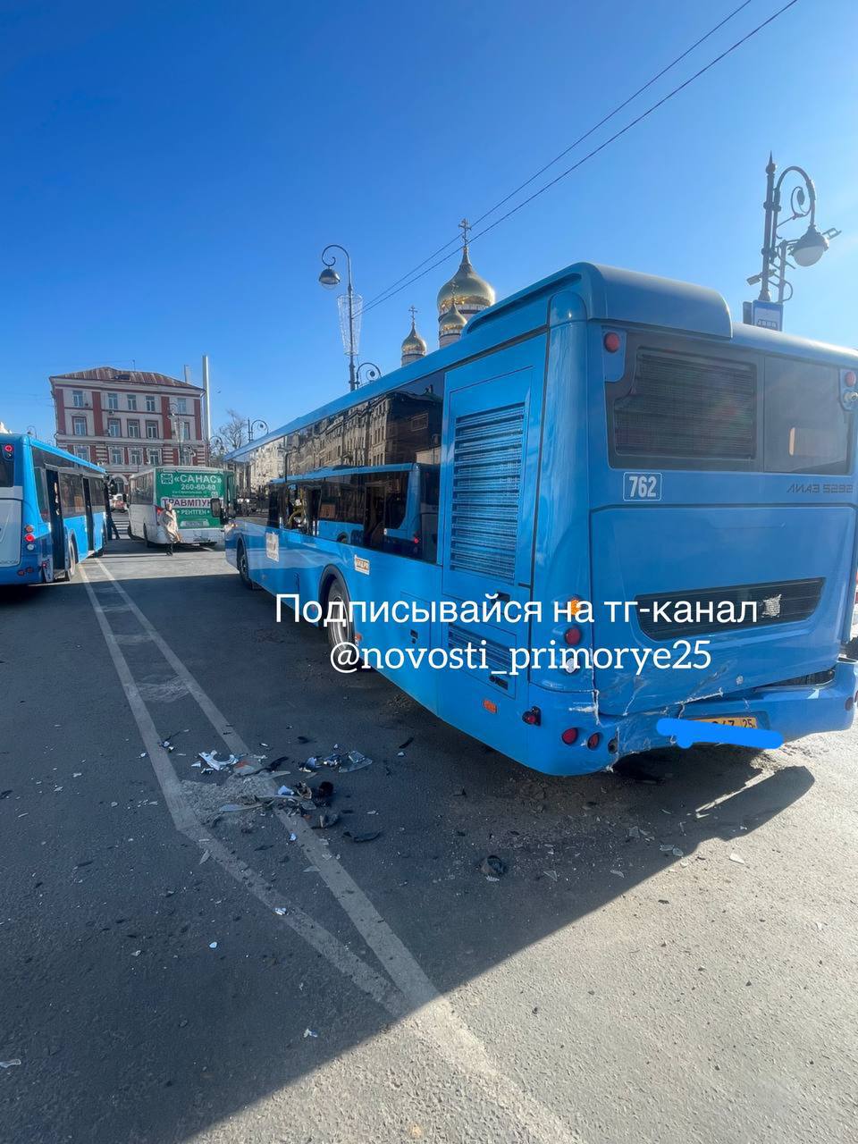 Неизвестный пытался протаранить двери храма на центральной площади Владивостока   На центральной площади Владивостока несколько минут назад произошел инцидент с участием водителя джипа. По словам очевидцев, мужчина сначала попытался въехать прямо в двери храма. Но на этом его действия не закончились: спустя мгновения он протаранил патрульную машину полиции, которая оперативно прибыла на место происшествия.   Сообщается, что до въезда в храм водитель протаранил еще и пассажирский автобус.   Источник: