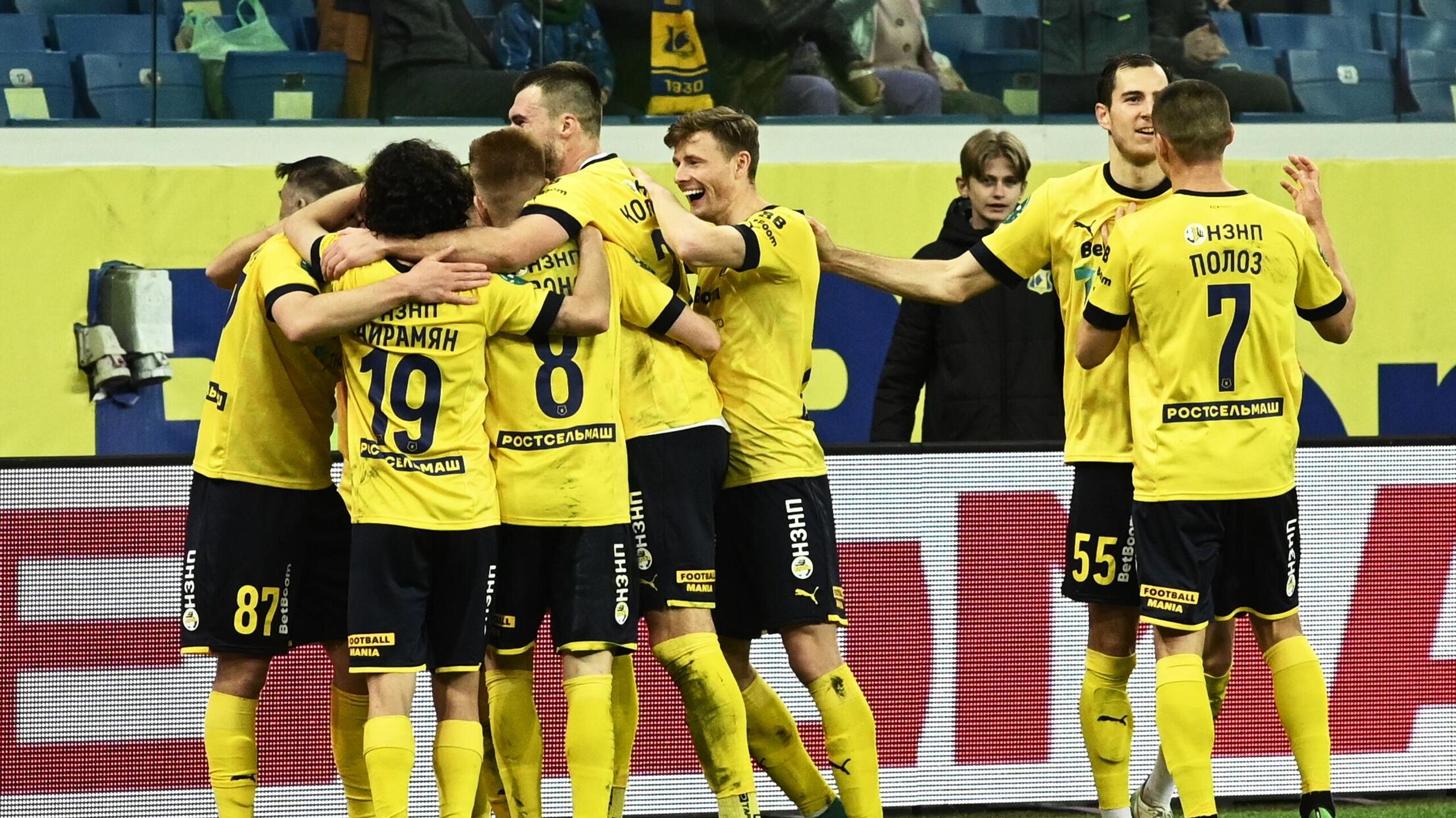 Международная федерация футбола ФИФА наложила на Ростов запрет на регистрацию новых игроков сообщается на сайте организации Запрет вступил в силу 13 января и будет действовать на протяжении трех регистрационных периодов В декабре ряд СМИ и Telegram каналов сообщили о том что Ростов может не доиграть чемпионат России из за долгов сумма которых приближается к 5 миллиардам рублей Позднее в пресс службе клуба заявили что эта информация не соответствует действительности Ростов ушел на зимнюю паузу на 11 м месте в таблице Российской премьер лиги РПЛ набрав 21 очко в 18 турах В первом матче чемпионата после перерыва команда 28 февраля сыграет на выезде с лидирующим Краснодаром