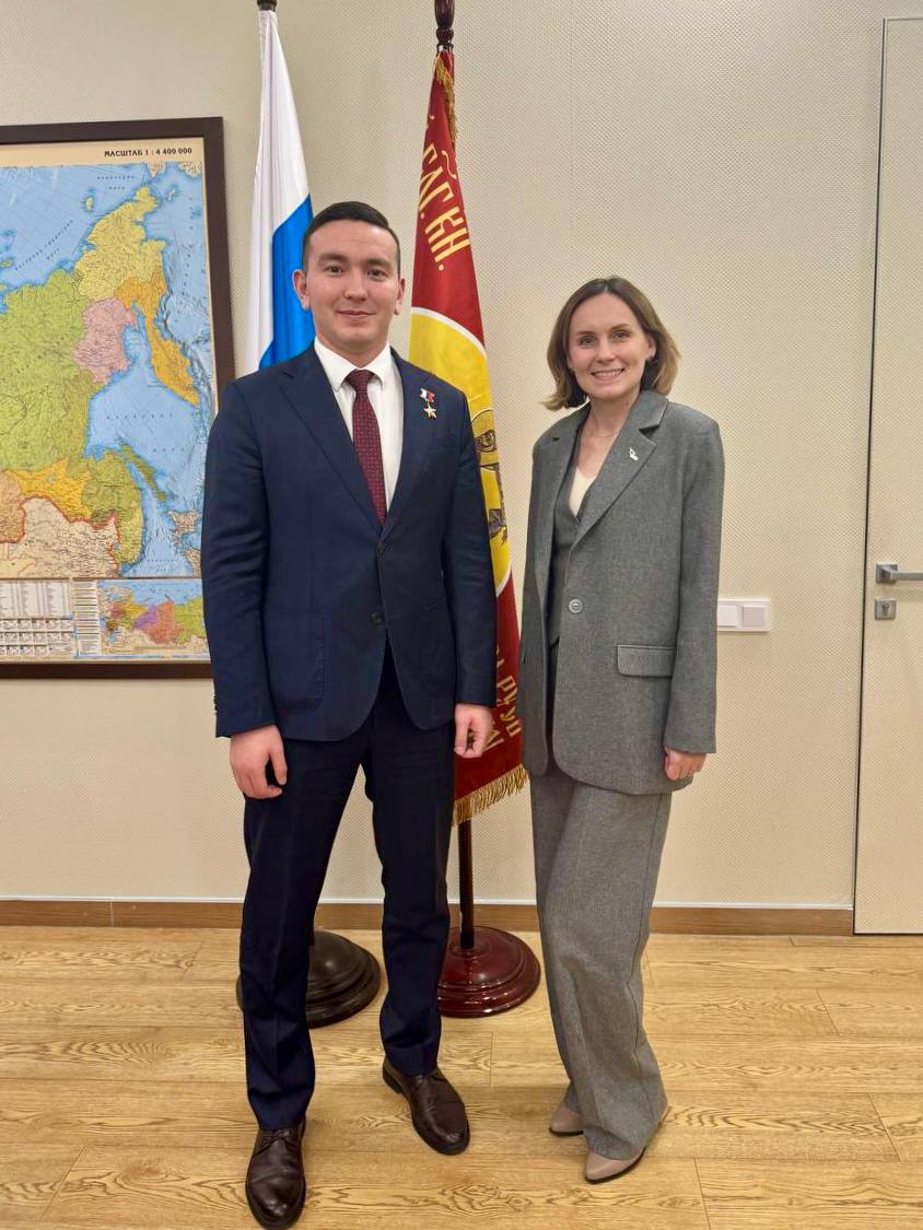 АСИ и Минпросвещения обсудили подходы к развитию образовательного туризма Руководитель программы дивизиона Городская экономика АСИ Елизавета Воронина и директор Департамента государственной политики в сфере воспитания дополнительного образования и детского отдыха Минпросвещения России Герой России Игорь Юргин провели рабочую встречу по развитию детского и молодёжного образовательного туризма в РФ Обсудили опыт реализации программы КласснаяСтрана разработку АСИ целевой модели развития детского и молодежного образовательного туризма в регионах а также использование ресурсов системы дополнительного образования включая инструменты социального заказа   Договорились о дальнейшем взаимодействии и создании методических рекомендаций по внедрению образовательных программ путешествий в дополнительные общеобразовательные программы