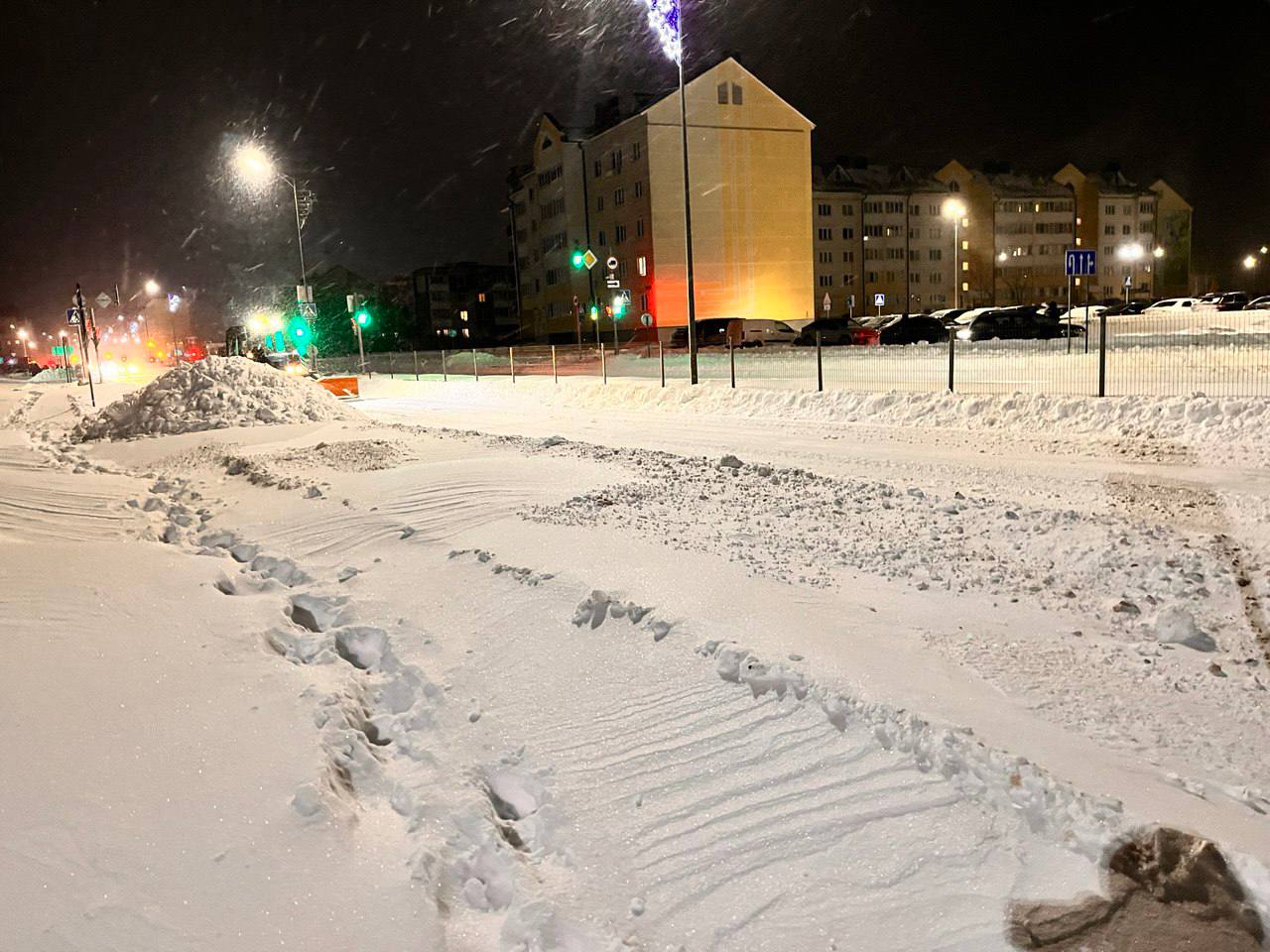 Фаниполь уехать из города проще всего на запущенных недавно новых автобусах до Минска На остановке скапливается до 30 человек Маршрутки проезжают набитые битком Выходом из положения для горожан стали новые вместительные автобусы запущенные не так давно   Коммунальщики продолжают расчистку от снега И хотя с уборкой тротуаров ситуация пока более сложная сами дороги почищены неплохо Подпишись Минская правда MLYN by