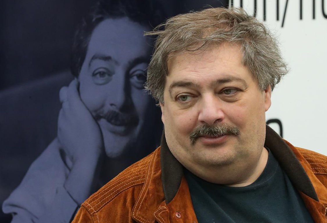 СК завершил расследование уголовного дела в отношении писателя Дмитрия Быкова признан иноагентом обвиняемого в распространении фейков об армии и уклонении от исполнения обязанностей иноагента Следствием получены доказательства изобличающие фигуранта в совершении инкриминируемых преступных деяний Он объявлен в международный розыск По ходатайству следствия в отношении Быкова заочно избрана мера пресечения в виде заключения под стражу Дело передано для направления в суд