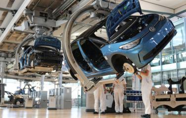 Немецкий автопром в кризисе На подходе массовые сокращения рабочих Немецким автогигантам Mercedes Benz и Volkswagen грозит кризис и прогнозируются массовые увольнения По словам автомобильного аналитика Фердинанда Дуденхоффера главная причина убытков Mercedes выплаты по сокращениям персонала Volkswagen также терпит миллиардные потери Если не предпринять решительных шагов в ближайшие десять лет Германия может потерять около 200 тысяч рабочих мест у автопроизводителей поставщиков и в машиностроении Дуденхоффер сообщает Reuters Кабинет канцлера Мерца пока не принял мер для остановки спада Подпишись на primulinmd