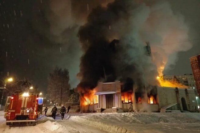 Снова питерские малолетки отличились.  В Выборге прошлой ночью рядом с полыхающим складом гуманитарной помощи, собранной для бойцов СВО, задержали восьмиклассника, снимавшего происходящее на камеру смартфона. Как оказалось – чтобы в дальнейшем передать видео 48-летнему местному жителю и получить за это пять тысяч рублей.  Малолетку задержали, его "работодателя" тоже. Последнему выписали протокол о дискредитации ВС РФ – за обнаруженный в его телефоне контент, и протокол за мелкое  ?!  хулиганство.  А ещё возбудили уголовное дело по факту теракта, но пока на неустановленное лицо.  Кто ответит за полностью сгоревшую, собранную по копейке с неравнодушных граждан помощь нашим бойцам, пока непонятно.  "Тройка"