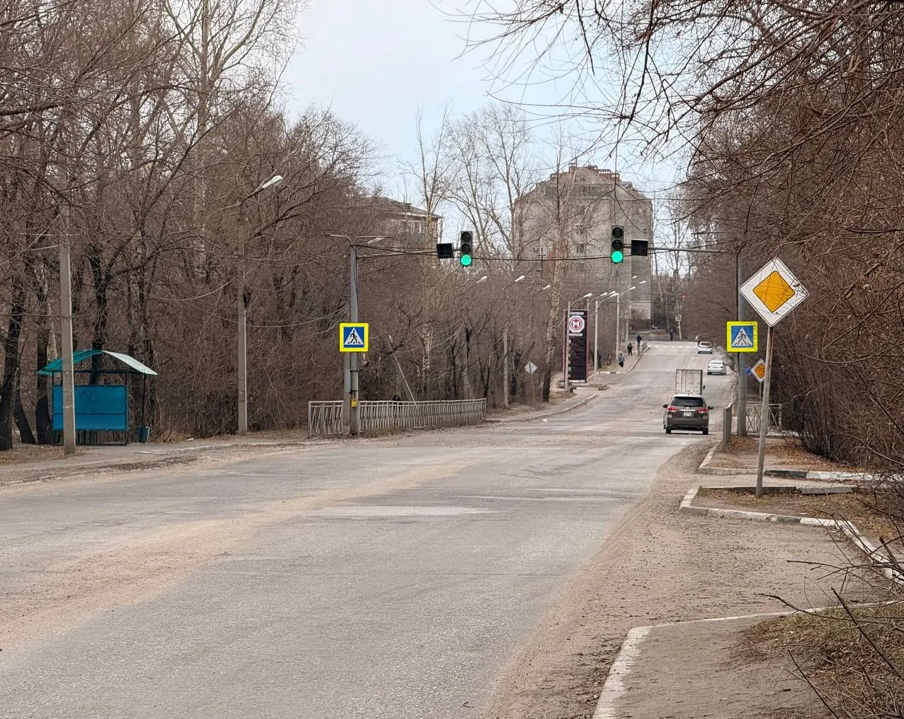 В Белогорске определен подрядчик который выполнит ремонт дороги по ул Чехова ООО АСК Альянс предстоит привести в порядок участок протяженностью в 1 3 км от ул Кирова до моста через реку Томь Подрядчик приступит к выполнению ремонтных работ в мае рассказала замглавы по ЖКХ Ольга Алексеева Здесь будут выполнены демонтаж старого покрытия бордюров ограждения и освещения уложено два слоя нового асфальта Также будут обустроены примыкания карманы для общественного транспорта новая разметка тротуары и освещение на всём участке При производстве работ движение автотранспорта будет частично ограничено Ранее сообщалось работы пройдут в семь технологических этапов Шесть из них основная часть Она будет выполнена уже в текущем году Следите за новостями на Белогорск РФ   ВK   ОК   MAX канал   поддержать канал