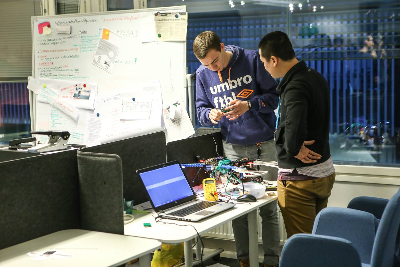 Рост цен на видеокарты ударит по технопаркам и разработчикам игр в Петербурге Два крупнейших мировых производителя графических процессоров на которых держатся игровые компьютеры инженерные рабочие станции и системы машинного обучения впервые за много лет официально повышают базовые оптовые цены на GPU Рост цен на продукцию AMD и Nvidia составит от 5 до 15 в зависимости от модели он уже заложен в поставки на 2026 год Для Петербурга где спрос на высокопроизводительное железо формируют 3D студии ML команды разработчики видеоигр и инженерные компании это означает буквально новую реальность Речь идёт не просто о всплеске цен а о реальном изменении себестоимости Если прежние шоки рынка майнинг или ранняя ИИ волна были обратимыми то нынешние изменения навсегда подчеркнул в разговоре с ДП руководитель агентства Рустелеком Юрий Брюквин Подробнее читайте в новом материале ДП Сергей Коньков ДП Подписаться на ДП в Telegram MAX