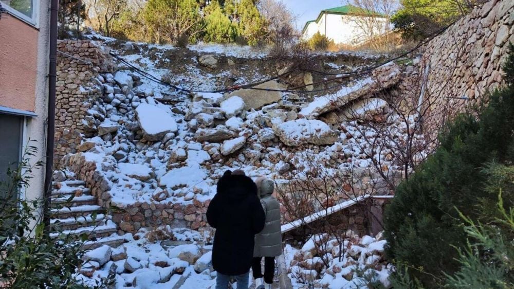 В Форосе из-за оползня треснула многоэтажка ⁠ СИМФЕРОПОЛЬ, 18 фев - РИА Новости Крым. В поселке городского типа Форос на Южном берегу Крыма из-за оползня треснула многоэтажка. Ситуацию оценил министр жилполитики и госстройнадзора Крыма Никита Тарасов. Об этом сообщила глава администрации Ялты Янина Павленко.  По ее словам, на улице Северная в Форосе в феврале из-за активизировавшегося оползня обрушилась подпорная стена. В результате по всему многоквартирному дому пошла трещина. Наиболее пострадали семь квартир.  "Специалисты центра оценки сейсмической и оползневой опасности визуально обследовали оползень и разрушение подпорной стены. В самой многоэтажке зафиксировали трещину, которая идет через весь дом. Ожидаем документ с выводами экспертов. После официального признания ...  Подробнее>>>