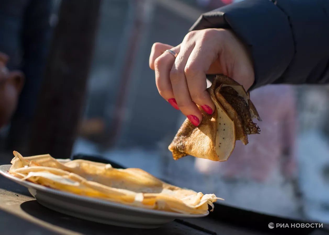 Приготовление блинов на опаре на всю семью в эту Масленицу обойдется россиянам в 209 рублей подсчитало РИА Новости по данным Росстата и крупной торговой сети Самыми дорогими ингредиентами оказались литр молока 97 7 рубля килограмм муки 55 8 рубля и 40 грамм дрожжей 24 8 рубля А вот дешевле всего 3 столовые ложки масла 8 2 рубля 2 столовые ложки сахара 3 4 рубля и 1 5 чайной ложки соли 0 3 рубля Подписаться на РИА Новости экономика Все наши каналы