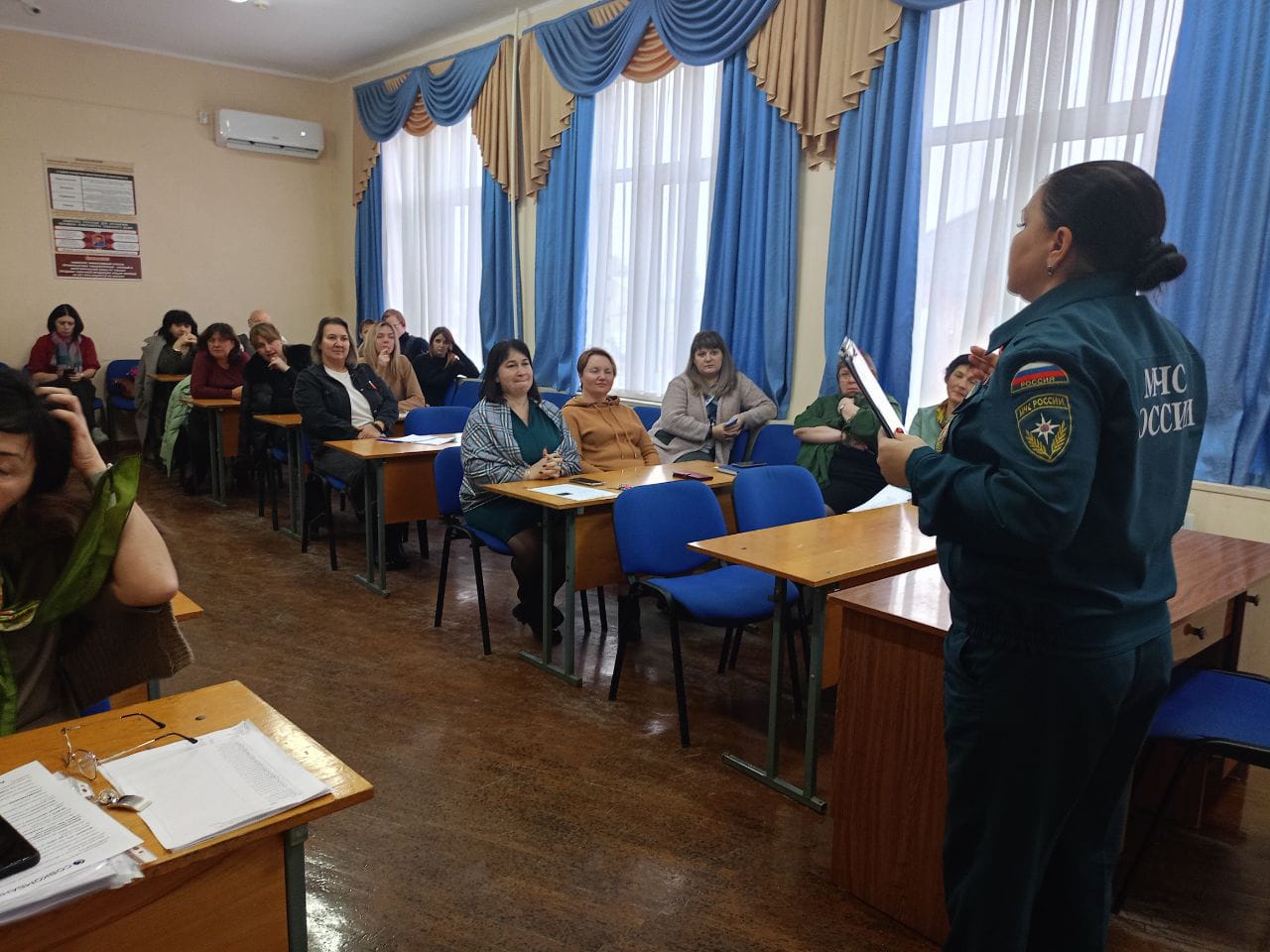 В Апшеронском лесхоз - техникуме сотрудник МЧС России провела профилактическую беседу с педагогами  Темой беседы стало обеспечение пожарной безопасности в быту и на рабочем месте, а также в преддверии новогодних и Рождественских праздников.  Инженер отделения ФПС ГПС по тыловому и техническому обеспечению УМТО Главного управления МЧС России по Краснодарскому краю Светлана Гузова пояснила преподавательскому составу, что особое внимание сейчас уделяется теме зимнего пожароопасного периода, новогодних и Рождественских праздников. Напомнила педагогам об основных требованиях пожарной безопасности, довела статистику пожаров в районе и их основных причинах.   Особое внимание было акцентировано на том, что не следует оставаться безучастными к вопросам собственной безопасности. Необходимо проверять и содержать в исправном состоянии электрооборудование в доме, быть внимательными и острожными при эксплуатации отопительных печей и электробытовых приборов, газовому оборудованию не оставлять без присмотра несовершеннолетних детей.  Светлана Гузова напомнила, что наибольшее число пожаров происходит в ночное время, когда люди не могут своевременно обнаружить возникшее загорание и принять меры по его ликвидации. Поэтому рекомендовано устанавливать автономные пожарные извещатели. Она показала наглядно, как он работает.  Также педагогам рассказали о правилах использования пиротехнических изделий и о том, как правильно украсить елку, чтобы безопасно встретить Новый год. Напомнила и о том, что покупать пиротехнические изделия нужно в специализированных магазинах.  Аудитории показали трагические кадры с пожаров, видео ролики: «ГУ МЧС предупреждает», «Безопасность при оставлении на ночь сотовых телефонов на зарядке», «Что делать при замыкании электрического предохранителя», «Правила поведения Нового года», «Пожарный извещатель» и другие.  Во избежание пожаров и печальных последствий, связанных с ними, специалист обратилась к учителям с просьбой чаще проводить беседы с детьми, внуками, с родными и близкими о соблюдении мер пожарной безопасности в быту. Напомнила номер телефона пожарных и спасателей – «01» со стационарного и «101» с сотового телефона, раздала тематические памятки о мерах пожарной безопасности.  Апшеронский рабочий