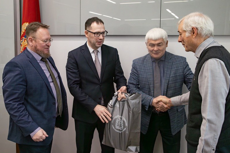 Парадокс агроэкспорта на бюджетные субсидии выращиваем зерно которое невозможно продать  На заседании комитета по делам села и агропромышленной политике краевого Заксобрания обсудили состояние и перспективы экспорта сельскохозяйственной продукции из Красноярского края Помимо региональных депутатов участие в дискуссии приняли члены правительства представители государственных органов власти и предпринимательского сообщества Подробнее на Бабре красноярск kras 24