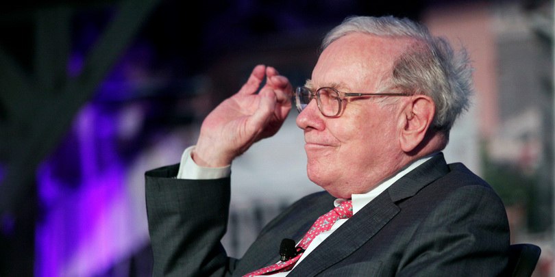 Сделки Уоррена Баффетта в четвертом квартале 2025 года Это последний квартал когда Баффетт возглавлял Berkshire Hathaway В конце декабря 2025 года 95 летний Уоррен Баффетт покинул пост генерального директора компании Он сохранил должность председателя совета директоров Berkshire Hathaway  Купил  The New York Times 5 07 млн акций стоимость на конец квартала 351 7 млн Нарастил позицию  Domino s Pizza пакет увеличился на 12 3 до 3 35 млн акций его стоимость на конец квартала 1 4 млрд  Chubb страховая компания пакет увеличился на 9 3 до 34 3 млн акций стоимость на конец квартала 10 7 млрд  Chevron пакет увеличился на 6 6 до 130 2 млн акций стоимость на конец квартала 19 8 млрд  Lamar Advertising управляет наружной рекламой пакет увеличился на 0 2 до 1 202 млн акций стоимость на конец квартала 152 2 млн Сократил позицию  Bank of America позиция уменьшилась на 8 9 до 517 3 млн акций стоимость пакета на конец квартала 28 5 млрд  Apple позиция уменьшилась на 4 3 до 227 9 млн акций стоимость пакета на конец квартала 61 96 млрд  Amazon на 77 24 до 2 3 млн акций стоимость пакета снизилась до 525 млн  DaVita услуги почечного диализа на 1 3 до 31 7 млн акций стоимость пакета на конец квартала 3 6 млрд  Constellation Brands дистрибьютор алкогольной продукции на 3 до 13 млн акций стоимость пакета на конец квартала 1 8 млрд  Nucor сталелитейная компания Aon страховой брокер Liberty Latin America телекоммуникационная компания Atlanta Braves Holdings холдинговая компания владеющая одноименным бейсбольным клубом Pool компания по установке и обслуживанию бассейнов Подробнее Уоррен Баффетт сократил долю в Apple и инвестировал в New York Times Подписаться на канал Мы в MAX