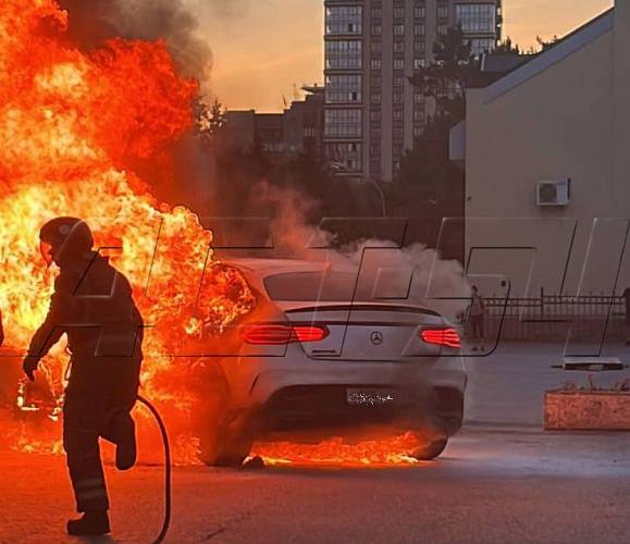 В Аксае дотла сгорел дорогой Mercedes Benz В Аксае сгорел Mercedes Benz Об этом сообщили спасатели Аксайского района По их данным возгорание престижного авто произошло вечером 22 октября на улице Садовой Очевидцы заметили огонь и вызвали пожарных К моменту прибытия огнеборцев пламя почти полностью охватило иномарку В результате инцидента никто не пострадал Однако автомобиль восстановлению вряд ли подлежит Причины пока неизвестны Подпишись на 1Rnd Написать в редакцию