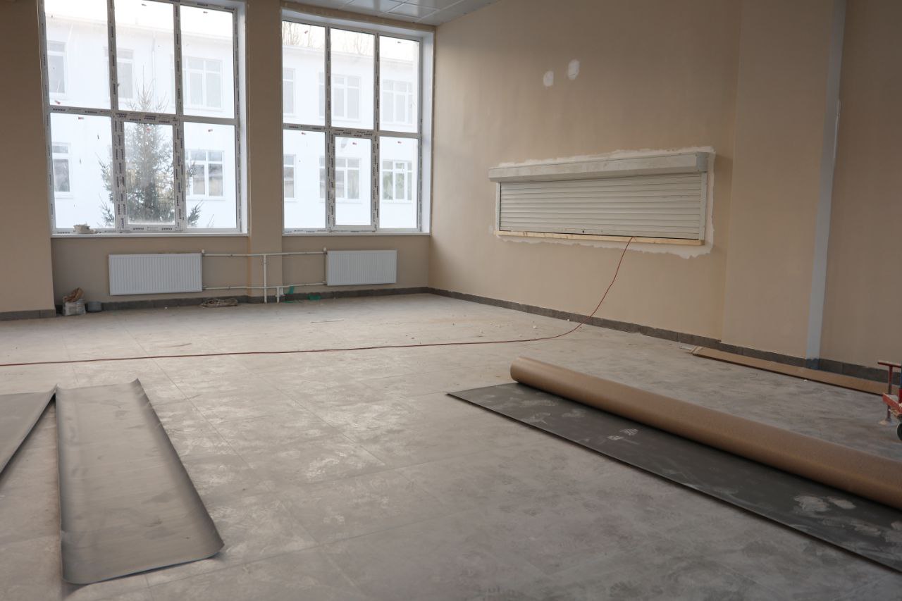 Идёт капитальный ремонт школы 8 Великого Новгорода Здание на улице Фёдоровский Ручей преображается благодаря федеральной программе Модернизация школьных систем образования Строители активно работают на площадке полным ходом идут внутренние работы К капремонту здесь приступили весной этого года Не обошлось без трудностей В процессе возникла необходимость в проведении дополнительных работ которые не были предусмотрены проектом Предыдущий подрядчик не смог справиться с таким объемом задач договор был расторгнут и заключен новый На данный момент здесь работают порядка 45 человек Работа не остановится и в новогодние праздники