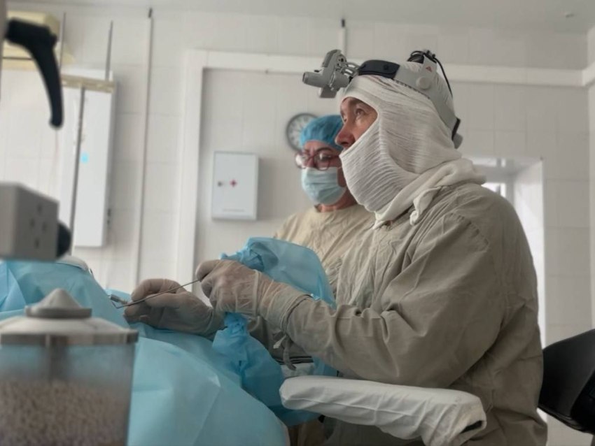 Медики выбирают государственные клиники вместо частных благодаря повышению зарплаты Поэтапный рост заработной платы работников здравоохранения Забайкалья продолжается Благодаря этому специалисты из частной медицины выбирают работу в государственных медучреждениях Об этом в прямом эфире ГТРК Чита 9 ноября рассказала министр здравоохранения края Оксана Немакина В 2025 году средняя заработная плата у врачей увеличилась на 9 3 у среднего медперсонала на 12 8 Особенно сейчас привлекательно первичное звено Те доплаты которые сейчас существуют дают больше возможностей Иногда молодых специалистов пугает не уровень заработной платы а объем работы который необходимо выполнить в государственной системе здравоохранения рассказала Оксана Немакина Кроме того в этом году в отрасль трудоустроились 233 врача и 341 специалист среднего звена Часть сотрудников сразу приступили к работе в округах Забайкалья На протяжении последних трех лет сохраняется положительная динамика наша армия пополняется добавила министр Напомним самый ценный ресурс системы здравоохранения квалифицированные специалисты Восполнить кадровые ресурсы а также повысить престиж профессии медицинского работника важные задачи программы Медицинские кадры национального проекта Продолжительная и активная жизнь   Подписывайтесь TG VK MAX