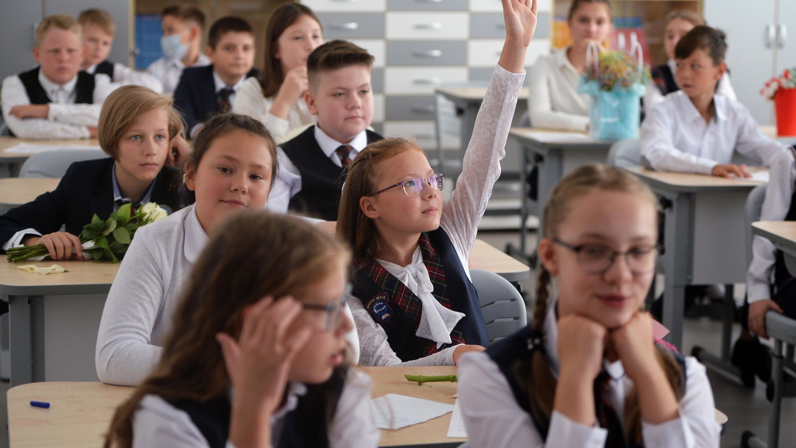 Введение оценки за поведение улучшит уровень дисциплины в школе сообщил РИА Новости первый заместитель председателя комиссии по просвещению и воспитанию ОП РФ член Общественного совета при Минцифры России Армен Гаспарян Я поддерживаю предложение по поводу введения оценки за поведение в силу очень простого обстоятельства поведение это в том числе и дисциплина Дисциплина важна ведь не только в учебе хотя это само по себе как мне кажется основополагающая вещь Она важна и в жизни сказал Гаспарян Ранее глава Минпросвещения РФ Сергей Кравцов заявил что оценка за поведение будет введена в следующем учебном году С 1 сентября 2025 года в ряде школ Новгородской Ярославской Тульской областей Луганской Народной Республики Чеченской Республики и Республики Мордовия началась апробация системы оценивания поведения учащихся