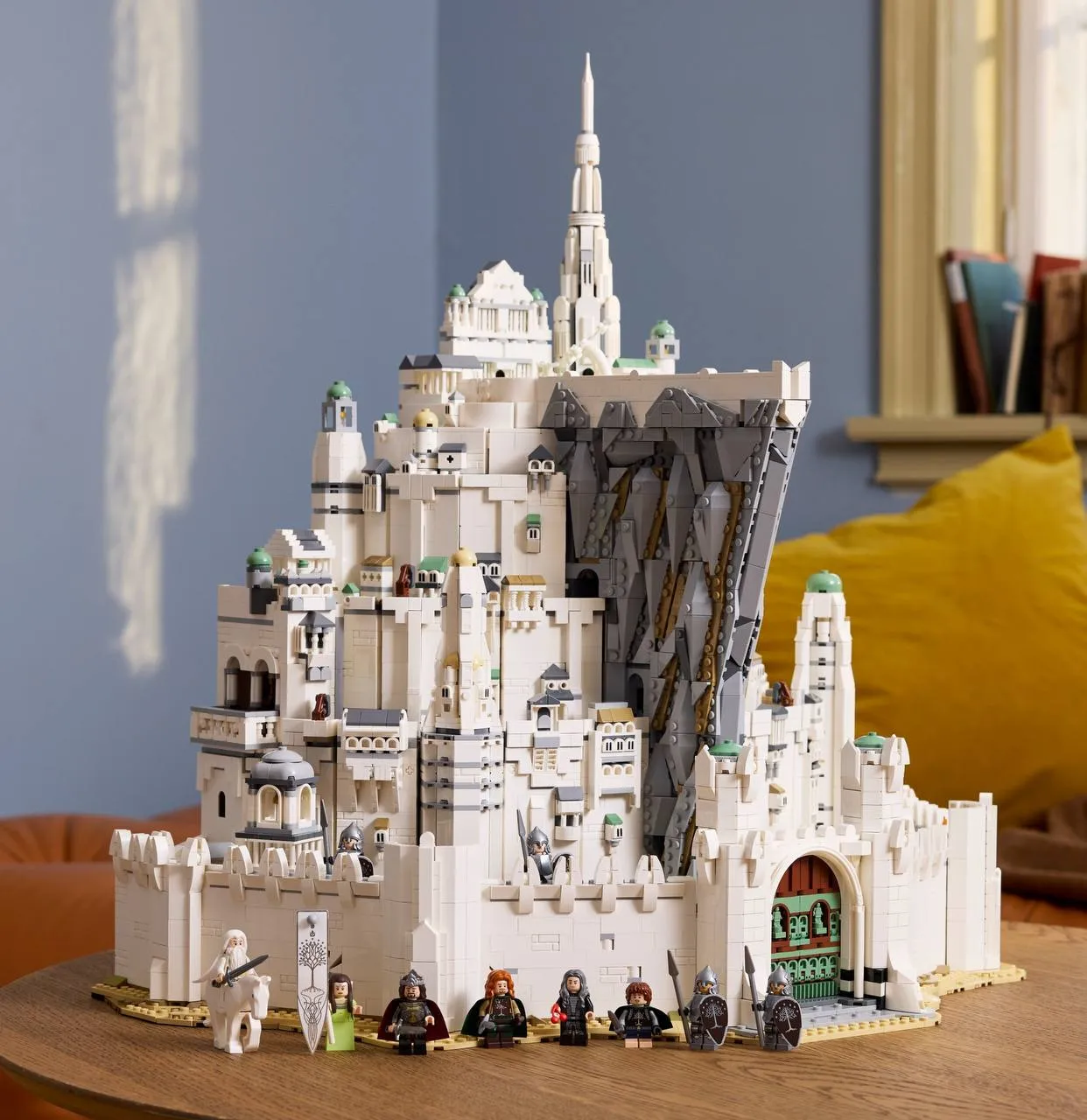 Lego выпустят самый большой набор по Властелину колец Компания представила сборную крепость Минас Тирит она состоит из 8278 деталей В комплекте также идут фигурки Гэндальфа Арагорна Фарамира и других персонажей Властелина колец Набор поступит в магазины 4 июня