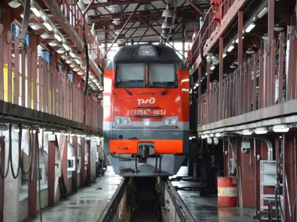 В Ростовскую область впервые отправили грузовой поезд весом 8000 тонн. Это стало возможным благодаря технологии двойной тяги. Состав включает в себя 90 вагонов. Это стало достижимым благодаря технологии двойной тяги. За счет двух локомотивов впереди вагоны толкают с двойной силой.