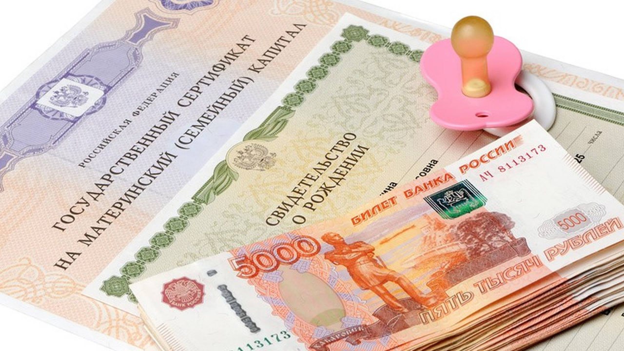 На Ставрополье 109 членов ОПГ обвиняются в мошенничестве с маткапиталом на 75 млн рублей В масштабной схеме по незаконному обналичиванию сертификатов на материнский капитал участвовали 109 обвиняемых из 7 регионов России. Как работала схема: • Поиск семей, желающих обналичить сертификаты • Заключение фиктивных договоров на строительство жилья • Обналичивание денег через подконтрольные КПК • Выплата части суммы семьям, остальное — преступникам Масштабы: более 75 млн рублей незаконно получено В схему были вовлечены должностные лица кредитных кооперативов, риелторы, сотрудники муниципалитетов и МФЦ. Расследование включало более 130 экспертиз. Дело направлено в Пятигорский городской суд. Преступную деятельность пресекли совместными усилиями ГУ МВД по СКФО, УФСБ по Ставропольскому краю и краевые полицейские, сообщила официальный представитель МВД РФ Ирина Волк.