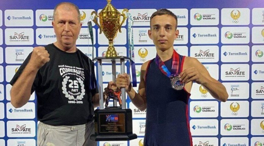 Спортсмен из Запорожской области завоевал серебро на Кубке мира по савату в Узбекистане Спортсмен из Запорожской области Александр Степаненко занял второе место на Кубке мира по савату в Узбекистане, сообщили в региональном Министерстве спорта и туризма. Соревнования проходили в Ташкенте с 23 по 27 июля, в них приняли участие сборные из более чем 30 стран. Российская сборная, в которую вошли представители Запорожской, Ленинградской, Омской, Вологодской, Липецкой, Московской, Сахалинской и Волгоградской областей, заняла третье место в общекомандном зачете. Фото: Министерство спорта и туризма ЗО #ЗАНмолодежка , VK и ОК и читайте новости на нашем сайте