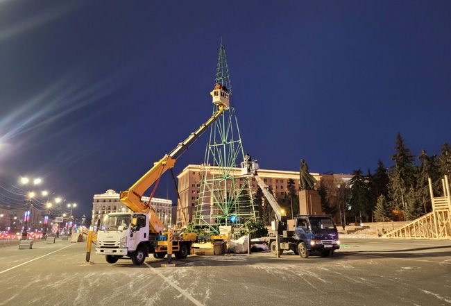 В центре Челябинска начали устанавливать новогоднюю елку    Монтажные работы ведутся на площади Революции.