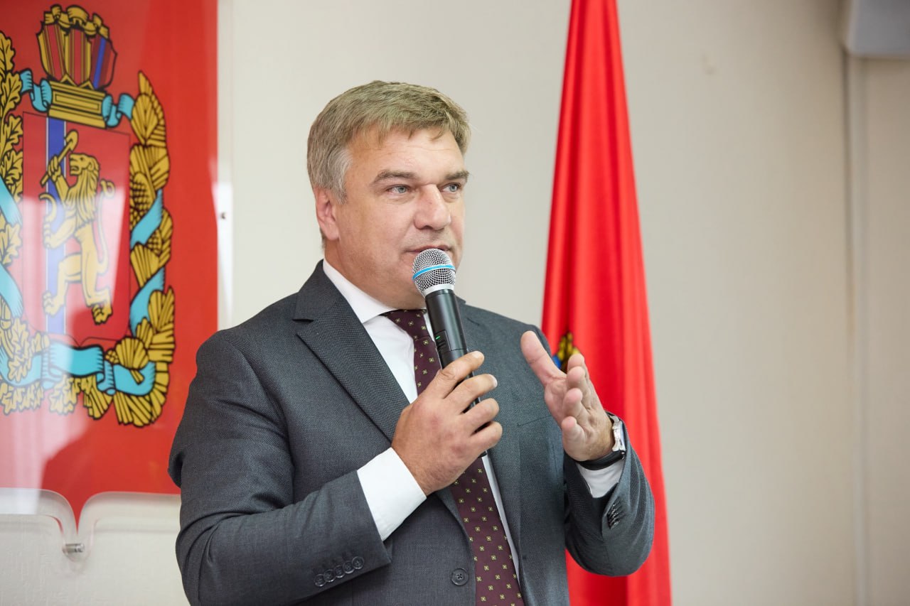 Энергетическая инфраструктура Красноярского края усилиями группы РОСНАНО прирастать будет В рамках Международного форума Российская энергетическая неделя группа РОСНАНО корпорация развития Дальнего Востока и Арктики КРДВ и правительство Красноярского края подписали соглашение о сотрудничестве в сфере реализации проектов по модернизации неэффективной дизельной генерации Инициатором и инвестором проекта выступила группа РОСНАНО Общий предполагаемый объем инвестиций в энергетическую инфраструктуру в рамках согласованных проектов может составить до 10 млрд рублей Подписанное соглашение предусматривает трехстороннюю работу по созданию и внедрению современных энергосервисных решений на территории Дальнего Востока и Арктики в том числе автономных гибридных комплексов Эти решения позволят повысить надёжность энергоснабжения снизить издержки потребителей и сократить негативное воздействие на окружающую среду Первые проекты по модернизации инфраструктуры будут реализованы на территории Красноярского края который станет стартовой площадкой для масштабирования технологий на территории Дальнего Востока и Арктики Группа РОСНАНО как инициатор проектов планирует их реализацию с привлечением в качестве подрядчиков компаний зарегистрированных в Красноярском крае Это соглашение не просто региональный проект а элемент новой модели энергосервиса которую мы вместе формируем для всей страны Россия входит в этап когда устойчивость и эффективность энергетики определяют развитие экономики и качество жизни РОСНАНО выступает драйвером этих изменений мы объединяем технологии инвестиции и партнеров чтобы модернизация энергосистем стала системным процессом а не разрозненными инициативами Сегодня мы закладываем фундамент энергосервиса будущего отметил председатель совета директоров управляющей компании РОСНАНО Дмитрий Тарасов Для региона это возможность модернизировать инфраструктуру снизить затраты бюджета и потребителей на энергоресурсы дать импульс созданию новых субъектов малого и среднего бизнеса Красноярский край традиционно играет ключевую роль в энергетике страны и мы продолжаем ее развитие внедрение современных технологий подчеркнул министр промышленности и торговли Красноярского края Максим Ермаков фото Максим Ермаков NeNASHI