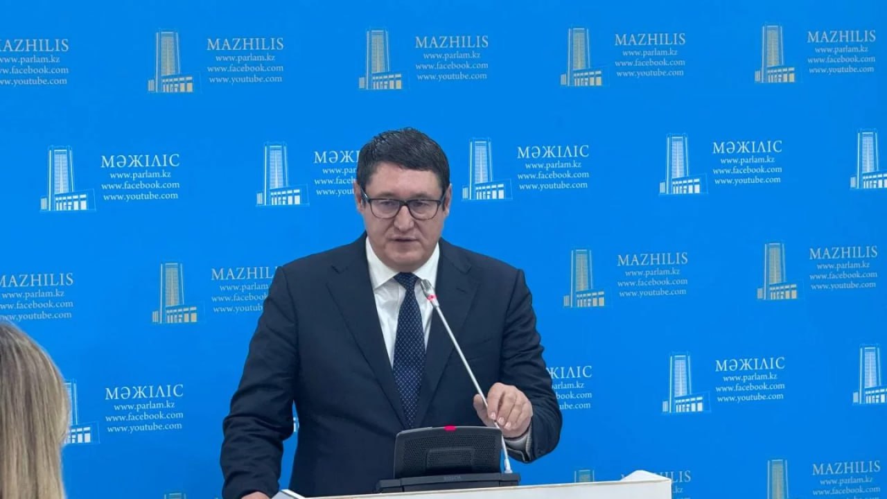 «Риски зависимости от России минимальны»: Казахстан будет единственным собственником первой АЭС И не только собственником, но и оператором, и производителем уранового сырья, а также обладателем всех технологических процессов будущей атомной станции. Об этом сообщил председатель Агентства по атомной энергии РК Алмасадам Саткалиев. Он подчеркнул, что одним из ключевых условий конкурсного отбора стало обеспечение независимой и эффективной работы станции за счёт казахстанских специалистов. Для этого предусмотрено создание системы подготовки кадров, индустриально-технической базы и максимальная локализация всех этапов строительства. «Мы понимаем, что речь идёт о масштабных инвестициях в экономику Казахстана. И с полной ответственностью могу заявить: риски зависимости от России в вопросах атомных технологий минимальны — практически отсутствуют. Всё это закреплено в контракте», — отметил он. Саткалиев добавил, что формула взаимодействия проста: «Пришли, построили, обучили — и ушли». При этом в Казахстане будет организовано собственное производство тепловыделяющих сборок. Страна располагает собственными запасами урана и уже производит топливные таблетки. Кроме того, Казахстан имеет лицензии канадских компаний на конверсию урана и сотрудничает с российскими и китайскими партнёрами. Реализация проекта позволит создать в стране полноценный атомный кластер, самодостаточный по всем направлениям — от добычи сырья до производства топлива. Это соответствует поручению главы государства и это ключевая задача при строительстве атомных станций и развитии урановой промышленности. Напомним, первую АЭС в Казахстане будет строить «Росатом». • Фото: «Орда»
