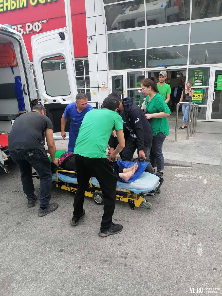 В минздраве Приморского края сообщили, что сейчас врачи осматривают восемь человек, которых эвакуировали из «Реми» на Борисенко. Все в сознании, в удовлетворительном состоянии. Никому из пострадавших госпитализация не потребовалась. Подробнее
