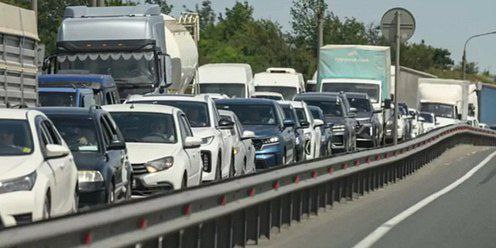Почти на 30 км растянулись пробки на трассе М 4 Дон к курортам Краснодарского края Первый затор по традиции сковал дорогу в Горячем Ключе Шестикилометровая пробка начинается от заправки Лукойл и заканчивается у Старого замка Далее 15 километров трассы свободно И уже в Хребтовом начинается большая пробка Плотное движение наблюдается на протяжении 26 километров в Молдовановке Дефановке и Горском По данным Яндекс Карты дорога от вокзала Краснодар 2 до Джубги займет почти пять часов Подпишись и поделись Поддержать канал голосом