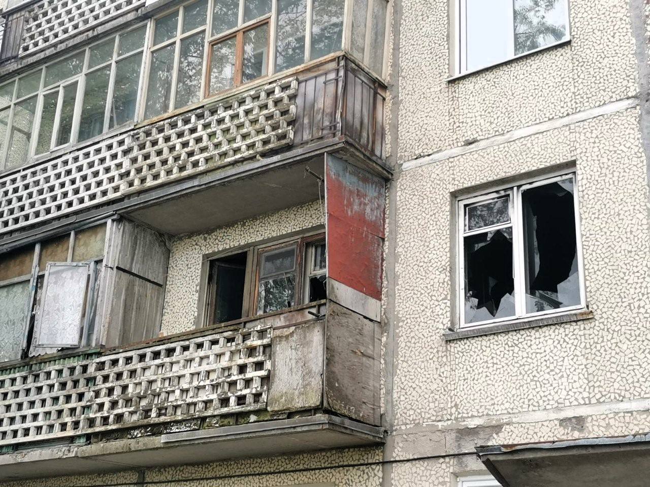 Два ребёнка и две женщины погибли при пожаре в Новодвинске   Всё случилось на втором этаже на ул. Димитрова, 4. Пожарные прибыли через две минуты. Причины пока устанавливаются. СК завел уголовное дело.  По данным Агентства ГПС и ГЗ, обеим погибшим женщинам было 45 лет. По информации СК погибшей девочке 2 года, мальчику — 10 месяцев. Это дети одной из женщин.   18-летняя дочь женщины госпитализирована.   : Агентство ГПС и ГЗ Архангельской области