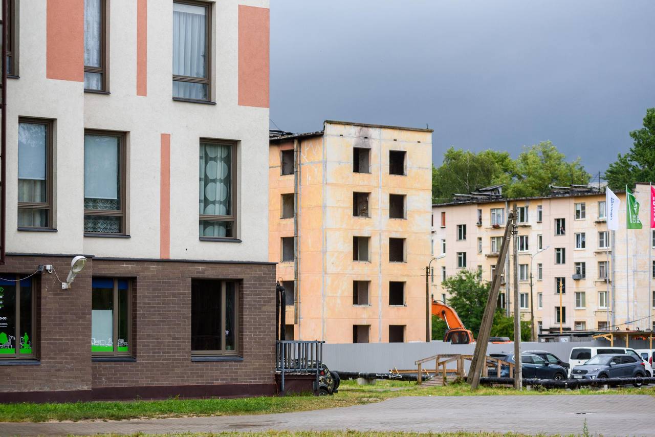 Депутаты приступили к законодательной подготовке КРТ в Петербурге Процедура замороженная 2 года назад запущена повторно Заксобрание Петербурга приняло поправки в закон О градостроительной деятельности в Санкт Петербурге Документ наделяет правительство города полномочием определять оператора комплексного развития территорий юрлицо которое будет отвечать за реализацию решений о развитии кварталов и управлять проектами на всех стадиях от подготовки документации до взаимодействия с правообладателями Кроме города соучредителями операторов будут становиться инвесторы заинтересованные а работе на той или иной территории следует из комментариев представителей Смольного Некоторые депутаты при этом сделали вывод что с механизмом реализации проектов КРТ пока ясности нет Об этом же говорят и опрошенные ДП девелоперы Подробнее в аналитическом материале ДП Сергей Ермохин ДП Подписаться на ДП в Telegram MAX