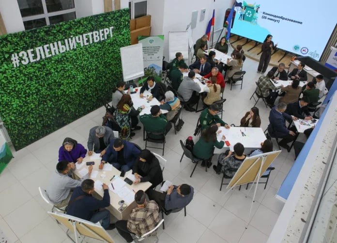 Ольга Балабкина Экопроект Зеленый четверг помогает якутянам сделать мир чище и здоровее В рамках годичного совещания министерства экологии Якутии состоялась стратегическая сессия по масштабированию и продвижению экологического проекта Зелёный четверг Проект инициированный Минэкологии Якутии доказал свою эффективность и получил широкий отклик Подробнее читайте по ссылке Фото Саргын Скрябин ЯСИА yk24 ru в MAX Telegram ВК VK Видео