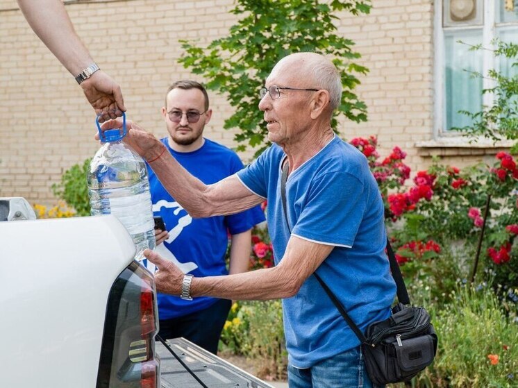 В Мелитополе привезли воду для жителей Авиагородка   В Авиагородок привезли питьевую воду в больших баклажках и воду для технических нужд. Также для жильцов этого района обустроен пункт зарядки мобильных телефонов и портативных аккумуляторов.  Кроме того, волонтёры доставляли воду тем жителям, которые не могли прийти к месту раздачи самостоятельно по состоянию здоровья.  Подвоз и выдачу воды мелитопольцам организовали представители администрации и партии «Единая Россия», а также депутаты Мелитопольского горсовета.  Новый Мелитополь подпишись