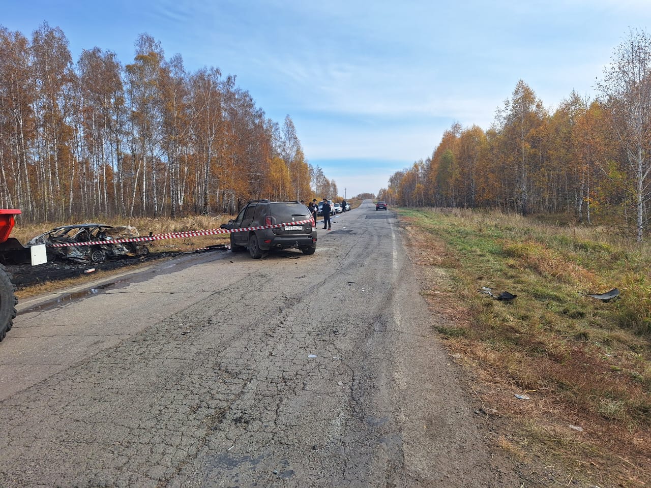 В Верхнеуральском районе следователи и сотрудники Госавтоинспекции устанавливают обстоятельства ДТП с тремя погибшими  В утреннее время на 7 км автодороги Верхнеуральский – Петропавловский столкнулись двигавшиеся во встречных направлениях автомобили «Рено Дастер» и ВАЗ-2114, который впоследствии воспламенился. В результате ДТП 36-летний водитель ВАЗа и находившиеся в салоне двое мужчин, 1991 и 1992 годов рождения, от полученных травм скончались на месте происшествия. Управлявшая вторым автомобилем женщина, 1975 года рождения, и ее двое несовершеннолетних пассажиров, юноша и девушка 2008 года рождения, получили ранения и были доставлены в медучреждение.    На месте происшествия работает следственно-оперативная группа. Устанавливаются все обстоятельства и причины произошедшего. Сотрудниками Госавтоинспекции осуществляются регулировочно-распорядительные действия для обеспечения безопасного объезда места ДТП.