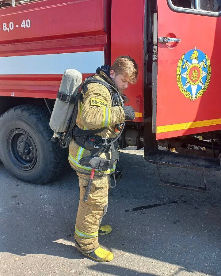 Одинцовские пожарные отработали сценарий возгорания на автопредприятии  23 мая сотрудники ПСЧ-244 организовали тренировку по ликвидации условного возгорания на территории «Голицынского автобусного завода» в Малых Вяземах.  Как пояснил заместитель начальника части Владислав Беляев, автотранспортные предприятия представляют особую пожарную опасность из-за использования легковоспламеняющихся жидкостей и других горючих материалов, способных создавать взрывоопасные концентрации.  В ходе учений огнеборцы не только отработали схемы развертывания техники и тактику тушения с учетом специфики планировки завода, но и провели инструктаж для персонала. Работникам продемонстрировали правильное применение первичных средств пожаротушения и отработали алгоритмы эвакуации — от слаженности этих действий напрямую зависит безопасность людей при реальном ЧП.  Подобные тренировки позволяют поддерживать высокую готовность экстренных служб и обеспечивать безопасность на потенциально опасных производственных объектах.