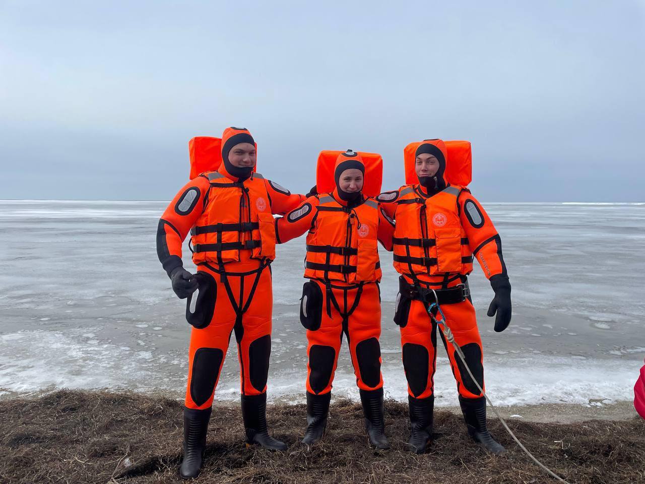 В Бердянске прошли учения по спасению на льду и воде  Добровольцы ВСКС отработали навыки спасения людей в экстремальных условиях.   Тренировки включали использование спасательного снаряжения и работу в гидрокостюмах.  Срочно Бердянск‼    Наш бот