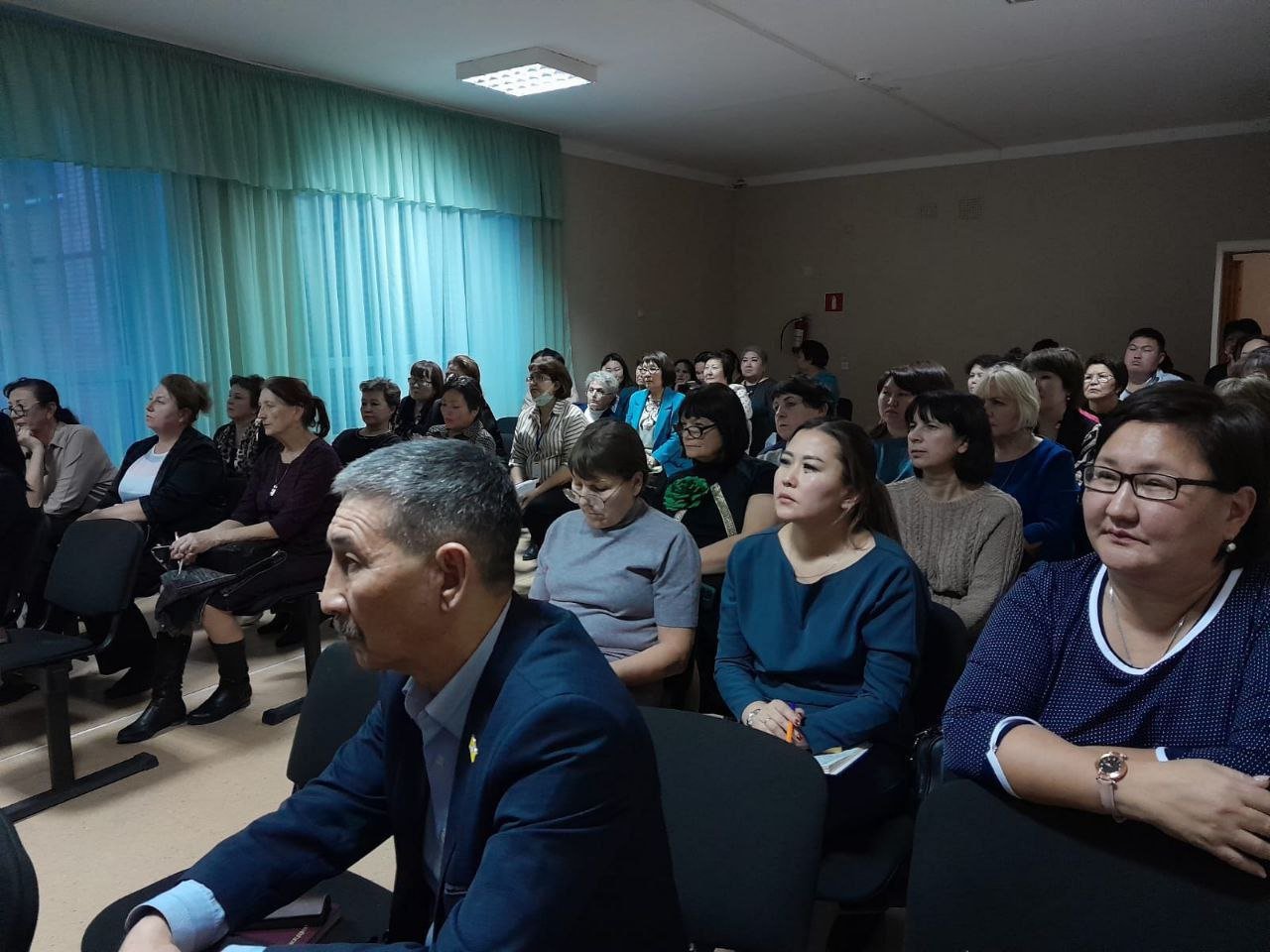 В Калмыкии состоялось совещание, посвящённое актуальным вопросам региональной системы оценки качества общего образования. Зональное совещание министерства образования и науки республики прошло в Сарпинском районе. И.о министра Булган Ангирова рассказала об итогах экзаменационной кампании текущего года.  В работе участвовали специалисты министерства образования и науки республики, муниципальных органов управления образованием, курирующие вопросы государственной итоговой аттестации.  Здесь не только проанализировали итоги ГИА и ВПР в 2024 году, но и рассмотрели основные направления подготовки к ГИА-2025 и нововведения ВПР-2025 учебного года, технологические особенности обмена материалами ГИА. Эти актуальные темы по организации и проведения ГИА необходимо знать каждому, кто будет задействован в подготовке и проведении экзаменов.  Фото: Минобрнауки Республики Калмыкия  Быть в курсе   Прислать новость