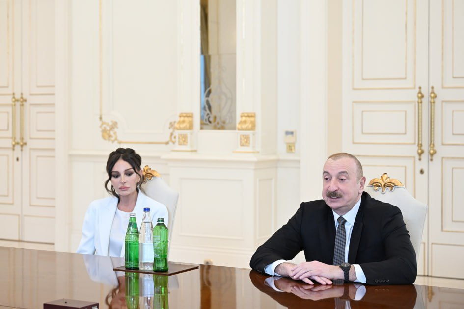 3 мая Президент Азербайджанской Республики Ильхам Алиев и Первая леди Мехрибан Алиева встретились с Патриархом Московским и всея Руси Кириллом. Глава государства Ильхам Алиев и Первая леди Мехрибан Алиева встретили Патриарха Кирилла. В ходе беседы с удовлетворением были упомянуты визиты Патриарха Московского и всея Руси Кирилла в Азербайджан и его встречи с главой государства и первой леди. Была затронута тема господствующей в нашей стране мультикультуральной среды, подчеркнуто, что в Азербайджане представители различных религий живут в условиях мира и гармонии. В этом контексте были отмечены внимание и забота, проявляемые к православной христианской общине в нашей стране, доведено до внимания, что представители этой общины также достойно представлены в общественно-политической и культурной жизни Азербайджана. Было сообщено, что обеспечение религиозной толерантности, будучи одним из ключевых направлений государственной политики, на протяжении многих лет также является образом жизни нашего народа.