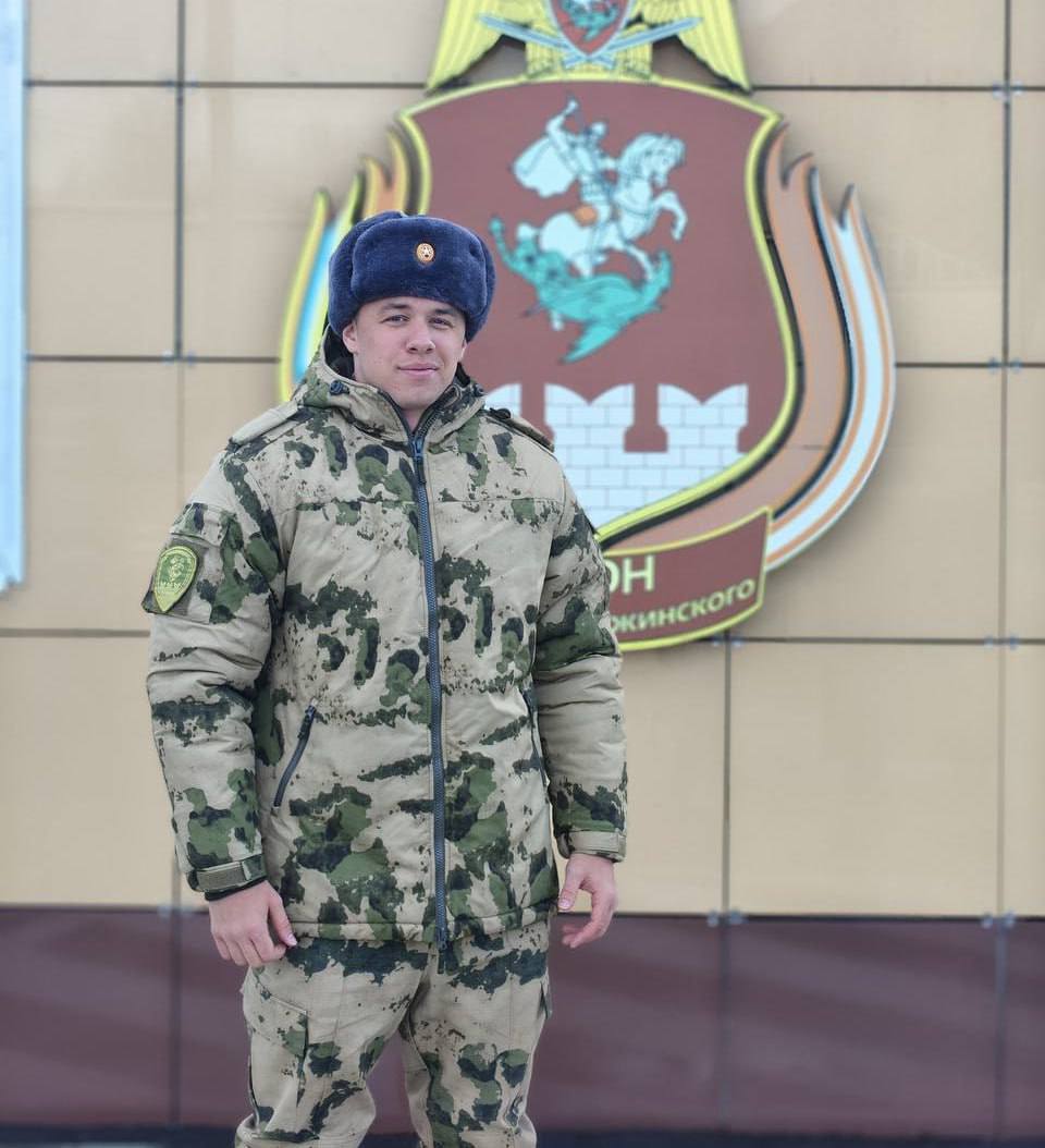 Рэпер Макан сегодня отправился на военную службу сообщил его отец Он добавил что сын собирается служить в отряде спецназа Витязь Прямой эфир