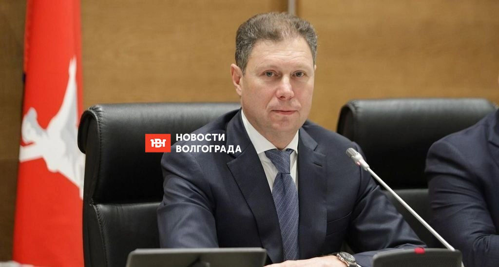 Волгоградская облдума прекратила полномочия Станислава Короткова 12 февраля 2026 года областная дума досрочно прекратила полномочия депутата Станислава Короткова Он подал заявление по собственному желанию Решение приняли на заседании в тот же день Вопрос рассмотрели за несколько минут Депутаты проголосовали за Возражений и публичных выступлений не было В политику пришел из бизнеса В 2009 году как директор Агропромснаба он избрался в облдуму от Единой России по Кировскому округу Работал в комитетах по здравоохранению строительству экологии и противодействию коррупции В последние годы возглавлял комитет по экономической политике предпринимательству и имущественным отношениям В последние два три года компании где он был соучредителем или сохранял влияние участвовали в судах Стройинвест судился с мэрией на 55 8 миллиона рублей Фирма также оспаривала доначисленные налоги В 2020 году при участии Короткова удалось взыскать с департамента муниципального имущества 10 миллионов рублей переплаты за аренду земли под торговый центр          Подписаться