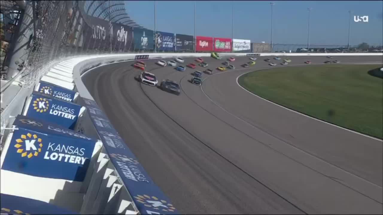 Гонщик NASCAR Зейн Смит эффектно проехал по стене на скорости 320 км/ч